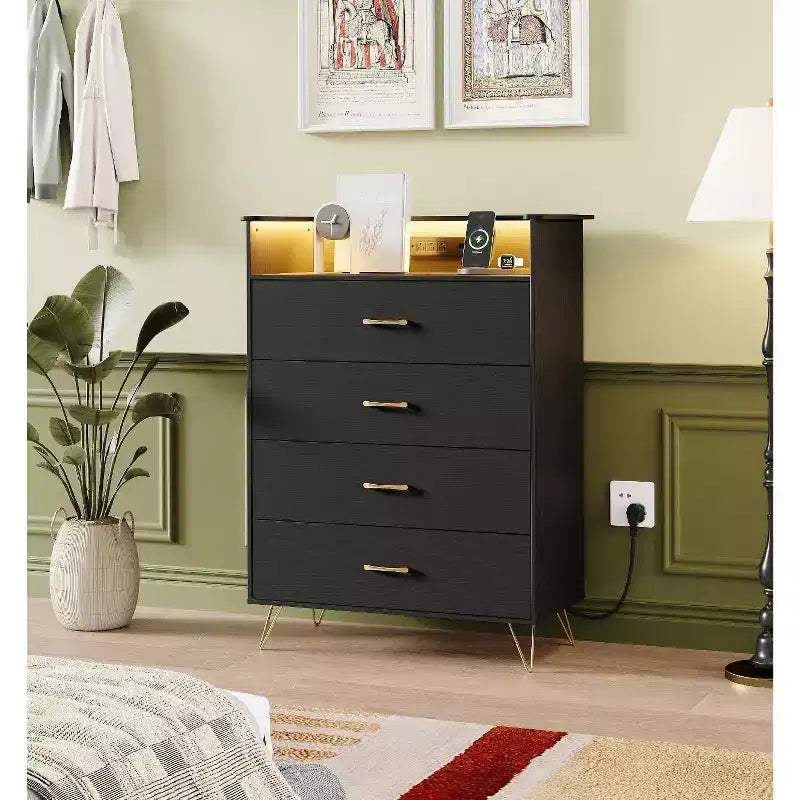 Commode avec station de charge Commode haute en bois à 4 tiroirs Grand meuble de rangement pour chambre, salon ou dressing