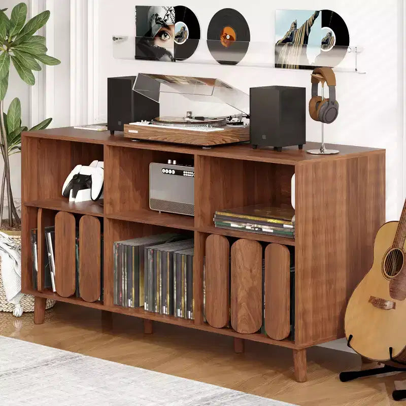 Meuble TV moderne de 55" en bois avec station de recharge, prises de courant et 2 ports USB, rangement pour vinyles, style Mid-Century, étagères ouvertes, bois naturel