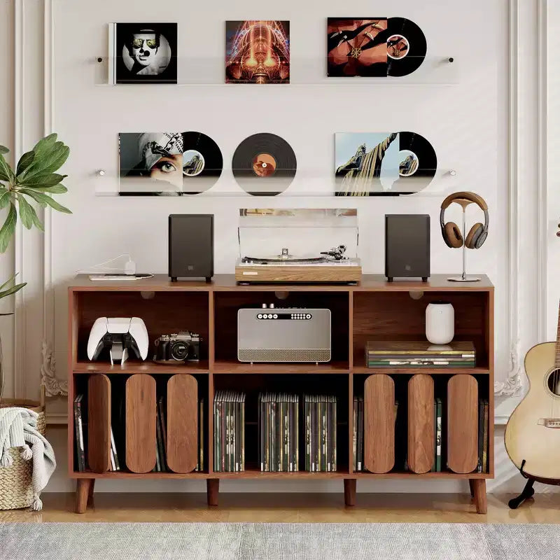 Meuble TV moderne de 55" en bois avec station de recharge, prises de courant et 2 ports USB, rangement pour vinyles, style Mid-Century, étagères ouvertes, bois naturel
