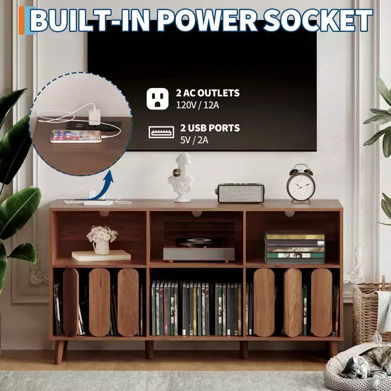Meuble TV moderne de 55" en bois avec station de recharge, prises de courant et 2 ports USB, rangement pour vinyles, style Mid-Century, étagères ouvertes, bois naturel