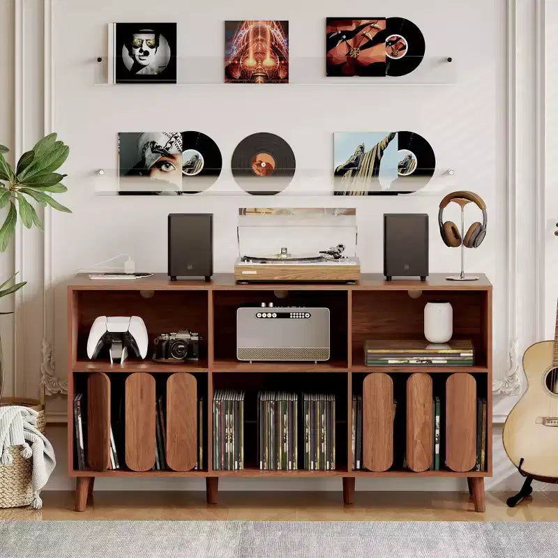 Meuble TV moderne de 55" en bois avec station de recharge, prises de courant et 2 ports USB, rangement pour vinyles, style Mid-Century, étagères ouvertes, bois naturel